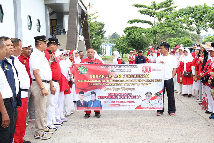 PELEPASAN PESERTA— Wakil Wali Kota (Wawako), Elzadaswarman saat melepas ribuan peserta Jalan Sehat Kerukunan.