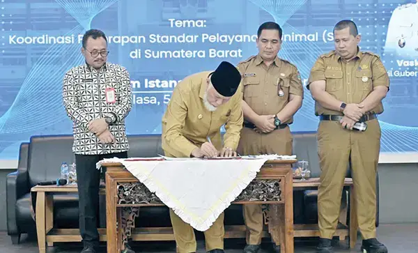 Rakor Kabupaten/Kota se-Sumbar, Mantapkan Komitmen Daerah, Jalankan Pelayanan Dasar yang Adil dan Merata 1 RAPAT KOORDINASI— Gubernur Sumbar, Mahyeldi Ansharullah, saat membuka Rakor secara resmi di Auditorium Gubernuran Sumbar, Selasa (5/8) dengan tema utama, koordinasi penerapan Standar Pelayanan Minimal (SPM) di seluruh daerah di Sumbar.