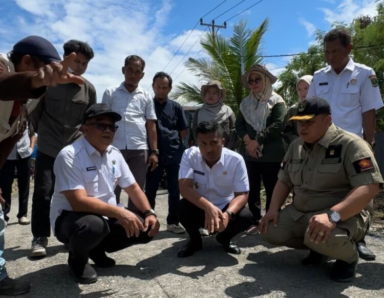 Wagub Sumbar Mengingatkan, Jangan Sampai Ada Pembangunan Jalan yang Merugikan Warga 1 TINJAU— Wakil Gubernur Sumatera Barat (Wagub Sumbar), Vasko Ruseimy didampingi Anggota DPRD Sumbar, Verry Mulyadi. meninjau langsung pekerjaan pengaspalan jalan lingkung di RT 03 RW 05, Kelurahan Lubuk Buaya, Kecamatan Koto Tangah, Kota Padang.