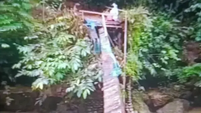 Gegara Jembatan Putus, 2 Jorong di Nagari Cubadak Barat Terisolasi 1 TERPUTUS— Jembatan penghubung di atas Sungai Batang Pasaman yang merupakan satu-satunya akses transportasi itu terputus sejak Jumat (1/8).