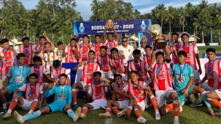 Leg 2 Final Soeratin U-17 Zona Sumbar, Josal FC Taklukkan Kompak Kampung Pisang FC 1 JUARA PIALA SOERATIN U-17— Josal FC U-17 akhirnya mempertegas kemenangannya atas Kompak Kampung Pisang FC pada Final Soeratin U-17 Zona Sumbar. Bermain di Lapangan Persikatim Pariaman, Selasa (12/8) sore, anak asuh Alan Martha menang 2-1.