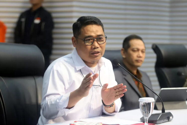 Modus Korupsi Makanan Ibu Hamil dan Bayi di Kemenkes dengan Mengurangi Takaran Gizi 1 PAPARKAN— Direktur Penyidikan KPK Brigjen Pol Asep Guntur Rahayu memaparkan modus dugaan korupsi dalam program pengadaan makanan tambahan (PMT) bagi balita dan ibu hamil di Kementerian Kesehatan pada periode 2016–2020