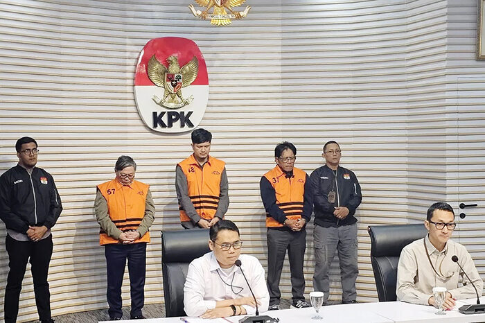 OTT Dugaan Suap Sektor Kehutanan senilai Rp 2,4 Miliar, KPK Tetapkan Dirut PT Inhutani dan Dua Pihak Swasta sebagai Tersangka 1 TERSANGKA—KPK resmi menetapkan Direktur Utama (Dirut) PT Inhutani V, Dicky Yuana Rady (DIC) dan Aditya selaku staf perizinan SB Group, dan Djunaidi selaku Direktur PT PML sebagai tersangka.