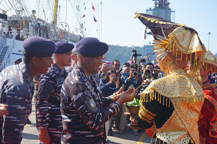 Disambut Secara Adat Saat Merapat di Pelabuhan Teluk Bayur, KRI Bima Suci Kibarkan Persatuan Angkatan Laut se-Asean Plus 1 SAMBUT— Letkol Laut (P) Sugeng Hariyanto, S.E., M.Tr.Opsla, sebagai Komandan Satuan Tugas (Dansatgas) Muhibah Diplomasi Duta Bangsa dan Lattek Kartika Jala Krida (KJK) 2025 disambut anak daro.