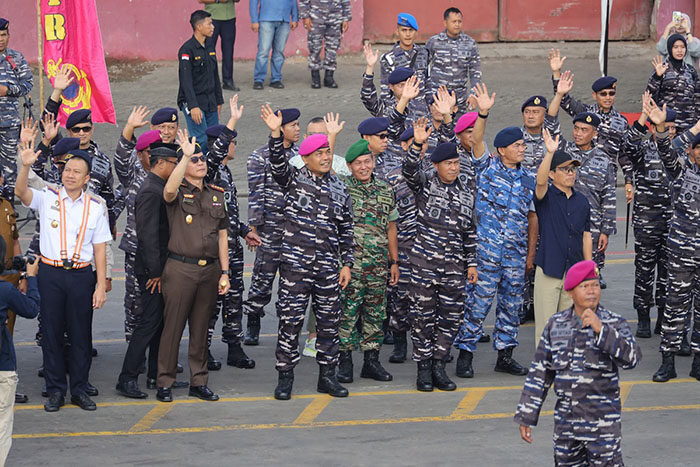 TINGGALKAN KOTA PADANG—Sejumlah pejabat Lantamal II, Forkopimda Padang melambaikan tangan kepada para Taruna dan  Taruni Angkatan  Laut yang meninggalkan dermaga Pelabuhan Telukbayur.