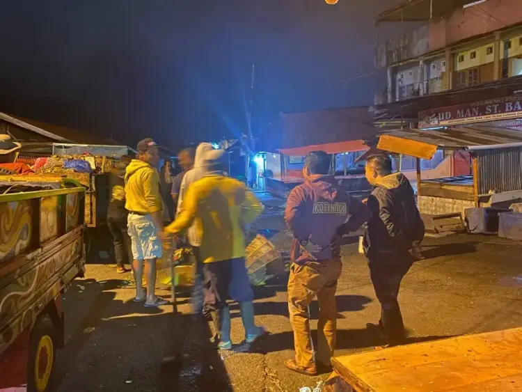 Volume Sampah Tinggi Saat Hari Balai, Kapasitas TPA Sungai Andok Memiriskan 1 BERGORO MALAM— Pemko Padang Panjang saat menggelar kegiatan gotong royong (goro) bersama di sekitar Pasar Pusat, Senin (4/8) malam.