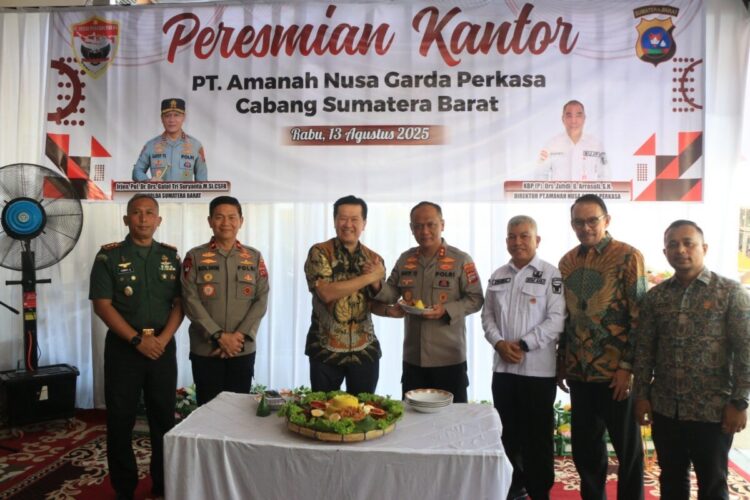 Resmikan Kantor PT Amanah Nusa Garuda Perkasa di Padang, Kapolda Sumbar: Ciptakan Lapangan Kerja dan Dukung Keamanan Daerah 1 PERESMIAN—Kapolda Sumbar Irjen Pol Gatot Tri Suryanta saat meresmikan Kantor PT Amanah Nusa Garuda Perkasa di Padang.