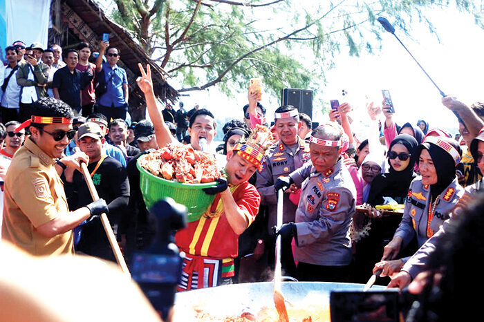 Polda Sumbar kembali Ukir Sejarah, Cetak Rekor MURI Masak Lobster Saus Padang Terbanyak 1 MEMASAK—Kapolda Sumbar Irjen Pol Gatot Tri Suryanta bersama Wagub Vasko Ruseimy dan Youtuber Kondang Chef Bobon Santoso memasak 300 Kg lobster di Pantai Mapadegat, Kecamatan Sipora, Kabupaten Kepulauan Mentawai.