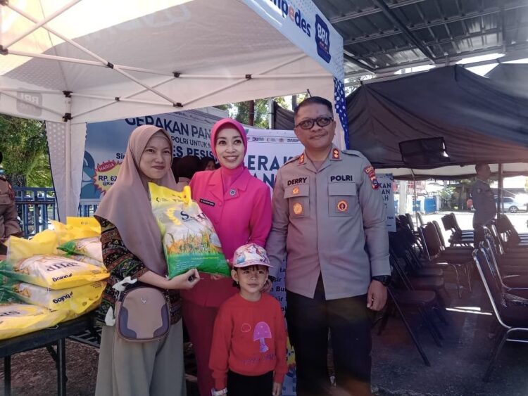Polres Pessel Bersama Bulog Pessel Gelar Gerakan Pasar Murah 1 GERAKAN PANGAN MURAH— Kapolres Pesisir Selatan AKBP Derry Indra, bersama Ketua Bhayangkari Cabang Pesisir Selatan Ny. Desi Derry Indra, turun langsung melayani masyarakat saat acara Gerakan Pangan Murah, Kamis (14/8).