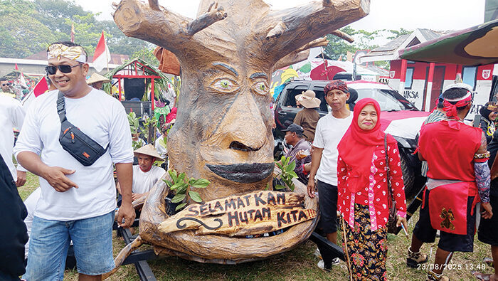 Pawai Budaya Nagari Sungai Duo, Karya-karya Bertema Deforestasi Curi Perhatian Penonton 1 KARYA SENI— Karya Jorong BKR 2 yang hadir dalam acara Pawai Budaya Nagari Sungai Duo, Kabupaten Dharmasraya.