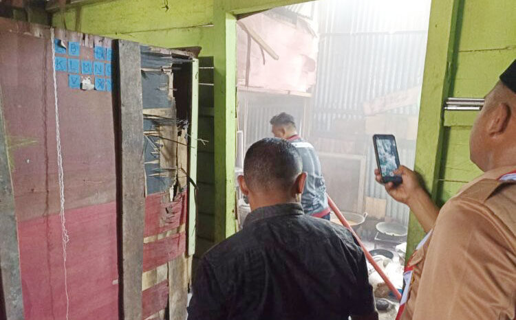 Gegara Kompor Gas, Rumah Semi Permanen Kebakaran 1 KEBAKARAN— Petugas Damkar berusaha melakukan pemadaman api yang membakar rumah di Kecamatan Pariaman Selatan,
Kota Pariaman.