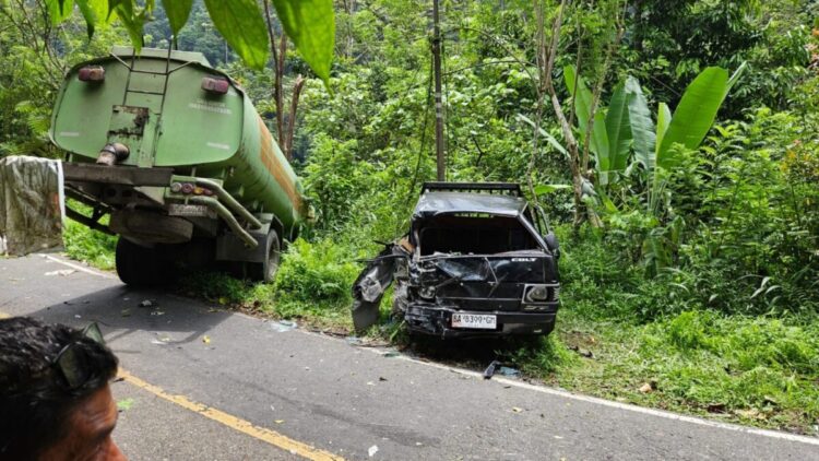 KECELAKAAN— Kondisi truk tangki dan mobil pikal L300 yang bertabrakan di di Jalan Lintas Tapan–Sungai Penuh, Nagari Sungai Sako, Kecamatan Ranah Ampek Hulu Tapan, Kabupaten Pesisir Selatan.