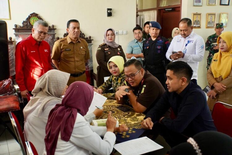 DONOR DARAH— Sekretaris Daerah Kota (Sekdako), Sonny Budaya Putra menyaksikan kegiatan donor darah yang digelar Kejari Kota Padang Panjang, Selasa (26/8).