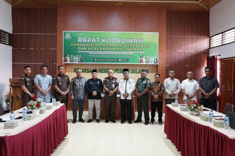 RAOAT TIM PAKEM—Kajari Pessel Muhammad Jafli, menghadiri Rapat Pakem bersama instansi terkait .