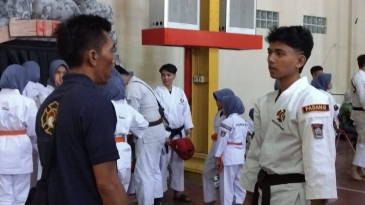 Farhan, Kenshi Andalan Kota Padang Ingin Berikan Kado di HJK ke-356 1 SIAP BERSAING— Muhamad Farhan, salah seorang kenshi andalan Kota Padang berharap bisa meraih medali emas pada kejuaraan yang merupakan bagian dari perayaan Hari Jadi Kota (HJK) Padang ke-356. Turun di nomor randori (tarung bebas) kelas 55 kg, Muhamad Farhan siap bersaing dengan puluhan kenshi lain yang berasal dari berbagai daerah di Sumbar.