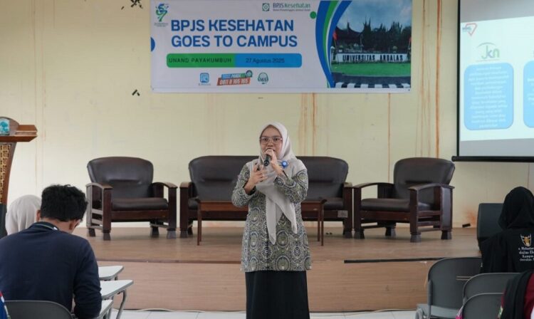 BPJS Kesehatan Goes to Campus, Mahasiswa Unand Payakumbuh Antusias Ikuti Kuliah Program JKN 1 SOSIALISASI JKN— Kepala Cabang BPJS Kesehatan Payakumbuh Defiyanna Sayodase saat menyampaikan sosialisasi JKN