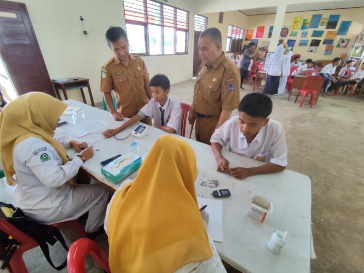 Disdik Kota Payakumbuh Maksimalkan Pelaksanaan CKG 1 TINJAU PROGRAM CKG— Kepala Dinas Pendidikan Dasril saat meninjau pelaksanaan CKG di sejumlah sekolah