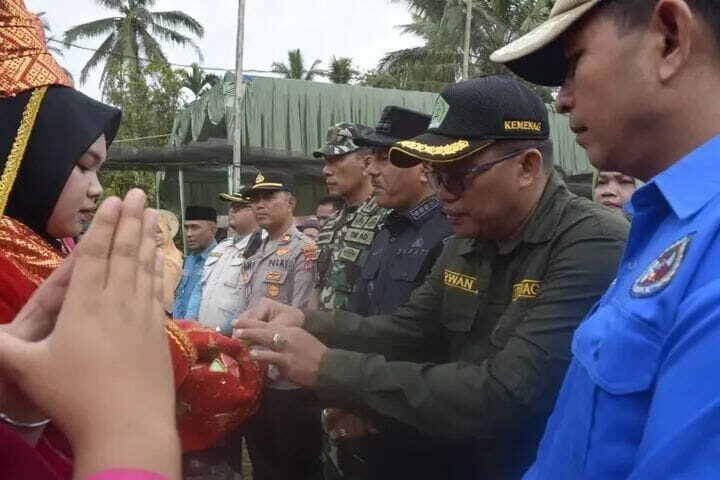 Bupati Resmikan Palanta Ilmu Kampung Zakat 1 PERESMIAN— Kepala Kantor Kemenag Lima Puluh Kota H Irwan dan Bupati Limapuluh Kota disambut saat menghadiri peresmian Palanta Ilmu Kampung Zakat.