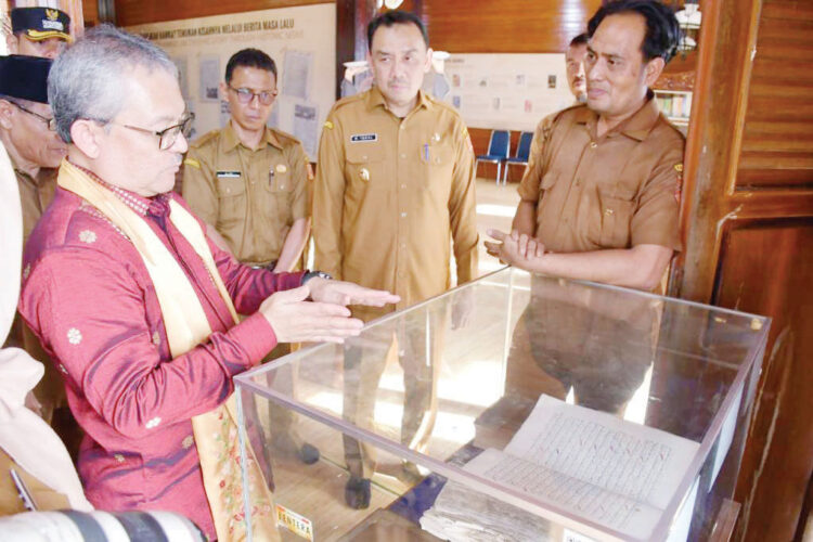 Berkunjung ke Museum Buya Hamka, Kepala Perpusnas : Karya Hamka Tetap Hidup Hingga Kini 1 KUNJUNGI MUSEUM BUYA HAMKA— Kepala Perpustakaan Nasional RI, Prof E Aminudin Aziz melakukan kunjungan khusus ke Museum Buya Hamka, Nagari Sungai Batang, Kecamatan Tanjung Raya, Kabupaten Agam, Selasa (12/8).
