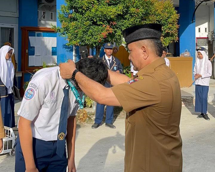 Kejurnas Nenggala Academy Roadahow tahun 2025, Siswa SMP 4 PadangTorehkan Emas pada Kelas Point Fighting 1 MEDALI EMAS— Kepala SMPN 4 Padang, Rohabdi Rusdan, mengalungkan medali emas kepada siswa kelas IX, Iqrar Permana Nusantara, yang suksesmeraih medali emas dalam Kejuaraan Nasional (Kejurnas) Kick Boxing yang diselenggarakan di Jakarta. Kesuksesnya berhasul mengharumkan nama sekolah, Kota Padang, dan Sumatera Barat di kancah nasional.