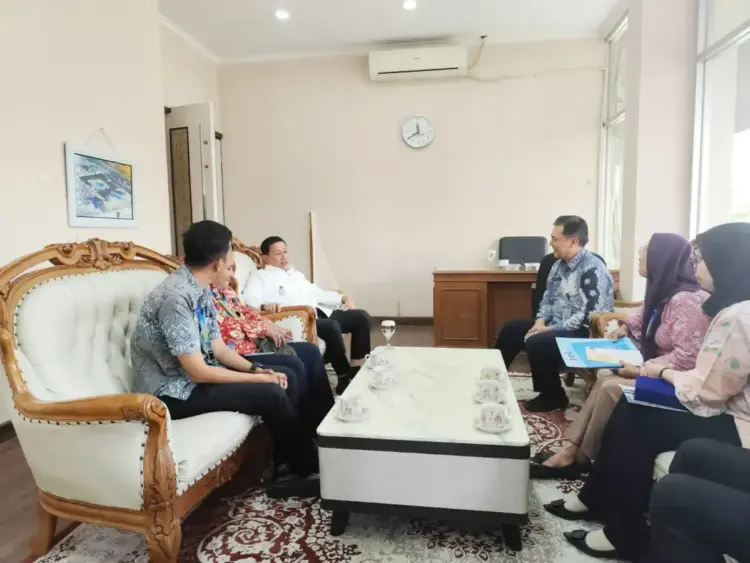 AUDIENSI— Kepala Stasiun LPP RRI Bukittinggi, Abdul Gafar Zakaria, melaksanakan audiensi dengan Wali Kota Bukittinggi, M. Ramlan Nurmatias, Kamis (31/7) siang.