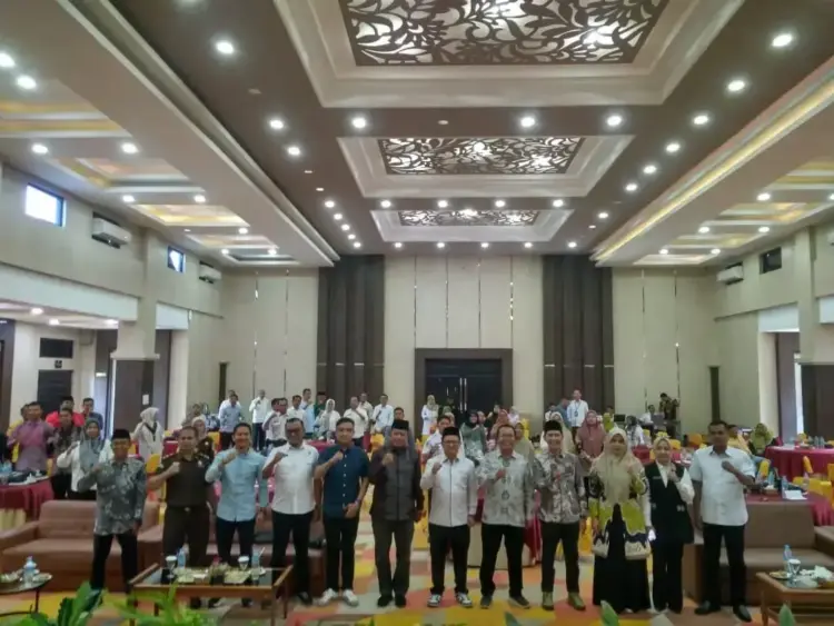 Pascaputusan MK, Regulasi Bawaslu Perlu Diperkuat 1 PENGUATAN KELEMBAGAAN—Ketua Bawaslu Sumbar Alni, bersama Ketua Bawaslu Payakumbuh saat acara Penguatan Kelembagaan dengan tema “Kelembagaan Kuat, Demokrasi Bermartabat,” di aula Hotel Mangkuto Syariah Payakumbuh.