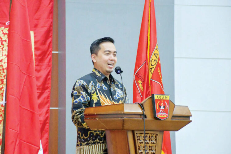 Ketua DPRD Agam: Isi Kemerdekaan dengan Kemuliaan dan Pembangunan 1 SAMBUTAN— Ketua DPRD Kabupaten Agam, H. Ilham, Lc, MA, memberikan sambutan pada Malam Resepsi Kenegaraan
yang digeoar di Balairung Rumah Dinas Bupati Agam,
Minggu (17/8) malam.