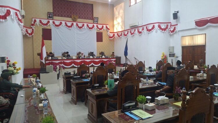 5 Fraksi Tanggapi Nota Pengantar Wako atas Ranperda APBD-P 2025 1 RAPAT PARIPURNA— Ketua DPRD Kota Sawahlunto Susi Haryati didampingi Wakil Ketua,
H. Jaswandi dan Elfia Rita Dewi, pimpin rapat paripurna .