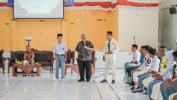 Siapkan Generasi Muda sebagai Calon Pemimpin Masa Depan, Muhidi Tekankan Pentingnya Memperbarui Pengetahuan dan Keterampilan 1 JADI PEMATERI—Ketua DPRD Sumbar, Muhidi memberikan materi Latihan Dasar Kepemimpinan (LDK) di Sekolah Menengah Kejuruan Pertanian Pembangunan (SMK PP) Kota Padang, Selasa (12/8).