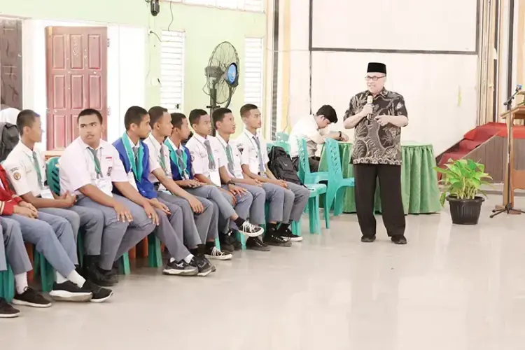 LDK OSIS SMK se-Kota Payakumbuh, Ketua DPRD Sumbar Dorong Generasi Muda Tanamkan Jiwa Kepemimpinan 1 BERI MOTIVASI—Ketua DPRD Sumbar, Muhidi saat memberikan motivasi kepada peserta LDK OSIS SMK se-Kota Payakumbuh.
