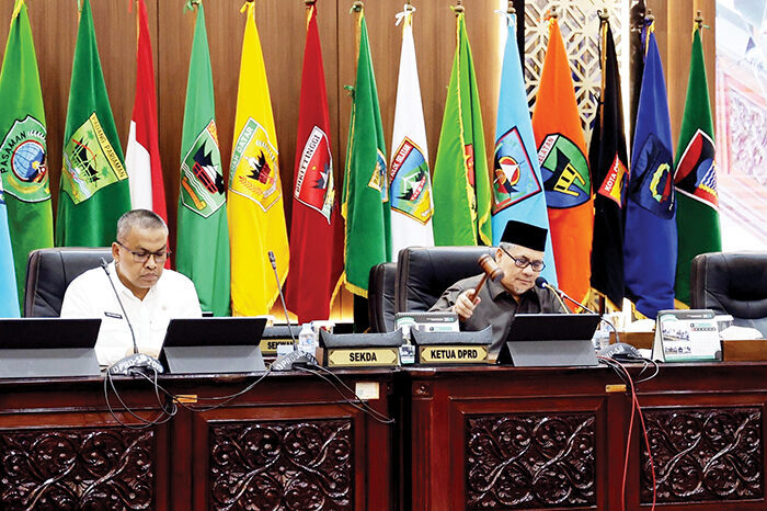 DPRD Sumbar Sahkan Perubahan Tata Tertib, Muhidi: Tingkatkan Sinergi Legislatif, Eksekuti dan Masyarakat 1 SAHKAN—Ketua DPRD Sumbar, Muhidi mengetuk palu sebagai tanda disahkannya perubahan peraturan Tata Tertib DPRD Sumbar.
