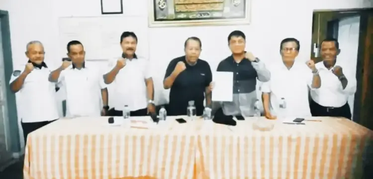 Rekomendasi Dua Koperasi di Teluk Bayur Tak Berlaku Lagi, Mahkamah Agung RI Keluarkan Amar Putusan Berkekuatan Hukum Tetap 1 PERLIHATKAN— Ketua Koperbam Chandra dan Penasihat Hukum Afdal Hirawan bersama
jajaran pengurus, memperlihatkan amar putusan MA RI.