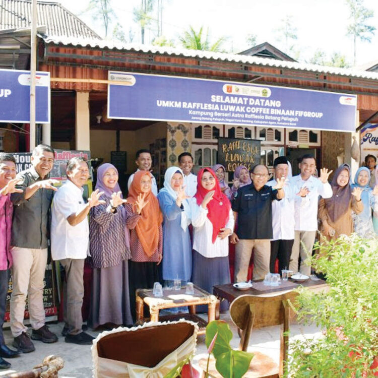 TP-PKK Agam Eksplor UMKM Rafflesia Luwak Coffee yang Mendunia 1 EKSPLOR— Ketua Tim Penggerak PKK Kabupaten Agam, Ny. Merry Benni Warlis bersama OPD terkait dan anggota PKK menyambangi sekaligus mengeksplor UMKM Rafflesia Luwak Coffee binaan FIFGroup di Jorong Batang Palupuah, Nagari Koto Rantang, Kecamatan Palupuah