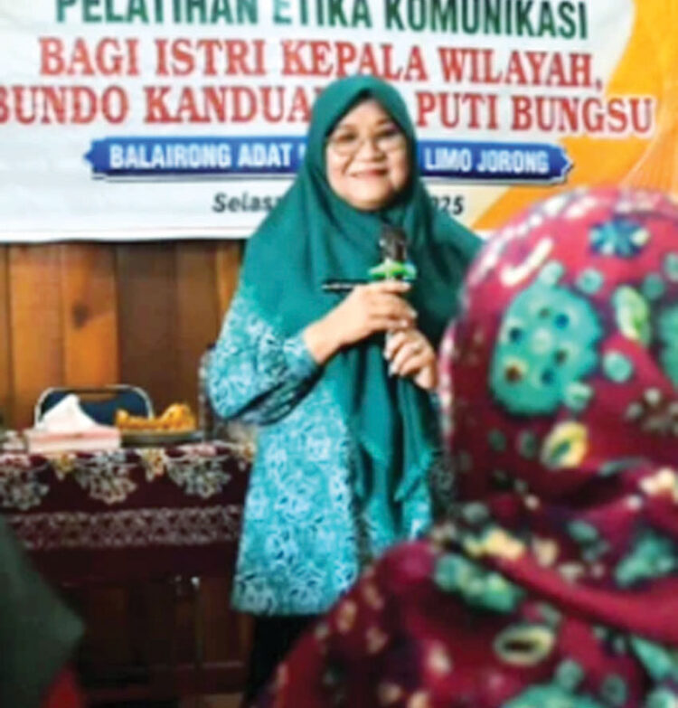 Ketua TP PKK Agam Harapkan Peningkatan Mindset Membangun Nagari 1 PELATIHAN ETIKA— Ketua TP PKK Agam Merry Benni Warlis, menjadi narasumber pada Pelatihan Etika Komunikasi bagi Istri Kepala Wilayah, Bundo Kanduang, dan Puti Bungsu di Balairung Adat Nagari Tiku V Jorong.