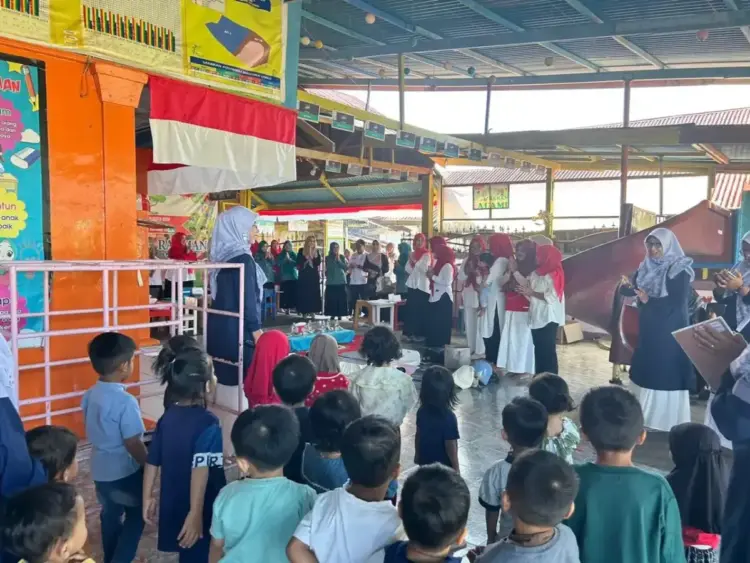 Ketua TP PKK Kota Serahkan Vitamin dan Asupan Gizi