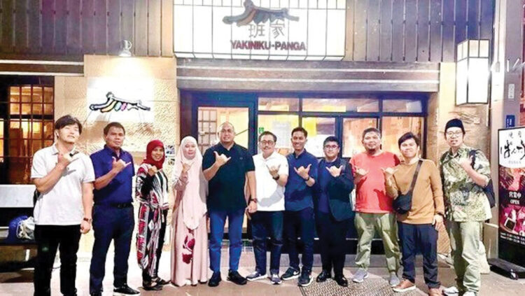 Ketum Andre Rosiade Silaturahmi dengan Perantau Minang di Jepang, Bahas Pembentukan IKM 1 SILATURAHMI— Ketua Umum DPP Ikatan Keluarga Minang (IKM) Andre Rosiade bertemu dengan anggota Ikatan Perantau Minang (IPM) yang menetap di Jepang. Pertemuan itu membahas soal kepengurusan IKM Jepang.