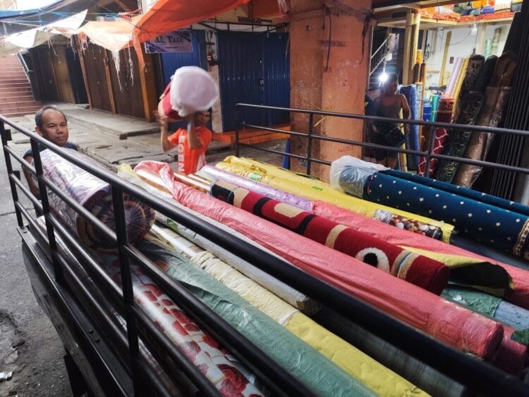 Solidaritas Pedagang di Payakumbuh, Kosongan Toko Agar Bisa Dihuni Korban Kebakaran 1 BANTUAN SESAMA PEDAGANG—Solidaritas sesama pedagang terus tumbuh, membantu meringankan beban rekan sesama pedagang agar bisa secepatnya berjualan di Pasar Pusat Payakumbuh.