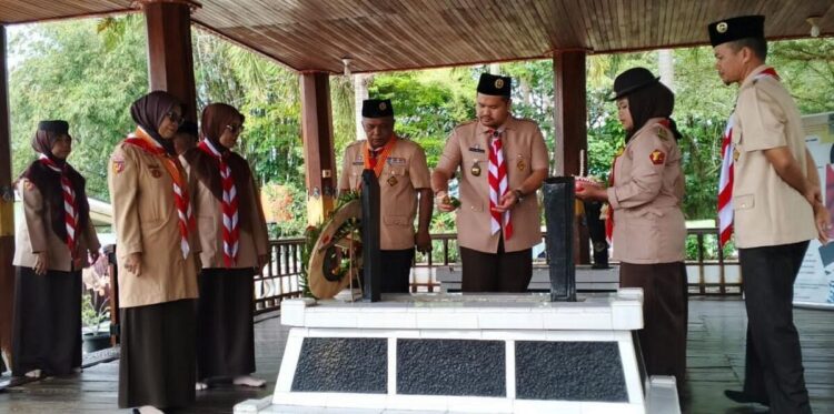 Jelang Peringatan Hari Pramuka ke-64, Kwarcab Kota Sawahlunto Ziarah ke Makam Pahlawan Nasional 1 ZIARAH— Kwartir Cabang (Kwarcab) Gerakan Pramuka Kota Sawahlunto saat menggelar upacara ziarah ke Makam pahlawan nasional
Maha Putra Mohammad Yamin di Talawi Kota Sawahlunto, Rabu (13/8).