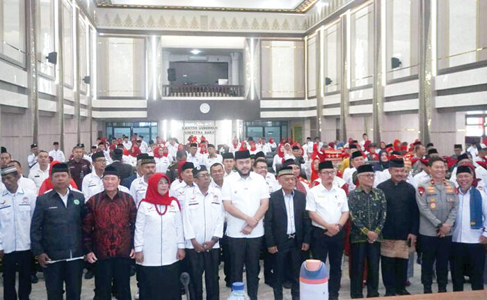 LAKAM Diajak Jaga Budaya Minangkabau, Pemko Siapkan Perda Penguatan Lembaga Adat dan Pelestarian Budaya 1 PENGUKUHAN KETUM LAKAM— Wali Kota Padang, Fadly Amran berfoto bersama usai pelantikan Ketua Umum LAKAM Sumatera Barat periode 2025–2030 dan pengurus DPP LAKAM, di Aula Gubernur Sumatra Barat, Rabu (27/8).