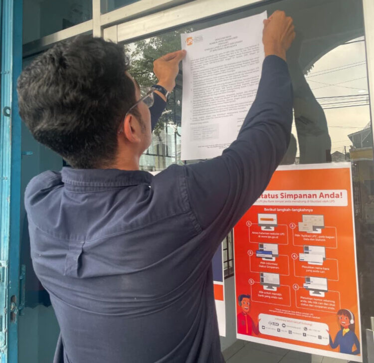 LPS Siapkan Pembayaran Simpanan Nasabah PT BPR Disky Suryajaya 1 PENGUMUMAN—LPS memasang pengumuman terkaitpembayaran klaim penjaminan simpanan dan pelaksanaan likuidasi PT BPR Disky Suryajaya, di Kabupaten Deli Serdang.