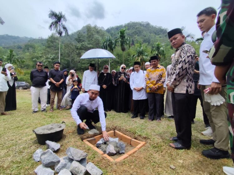 PELETAKAN BATU PERTAMA—Ustadz Adi Hidayat (UAH) saat meletakkan batu pertama pembangunan ponpes Mira Institut di Jorong Gantiang, Nagari Harau, Kecamatan Harau, Kabupaten Limapuluh Kota.