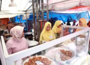 Santriwati Diniyyah Puteri, Asah Jiwa Kepemimpinan Lewat Praktik Melayani di Pasar