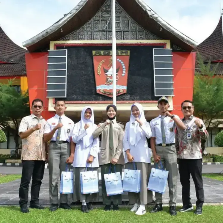 Lolos Seleksi Ketat, Lima Putra-Putri Agam jadi Anggota Paskibra Sumbar 1 SISWA TERBAIK— Sebanyak lima siswa terbaik asal Kabupaten Agam terpilih menjadi anggota Paskibra Provinsi Sumatera yang akan ambil bagian dalam upacara peringatan HUT ke-80 Kemerdekaan RI
di Padang, 17 Agustus mendatang.