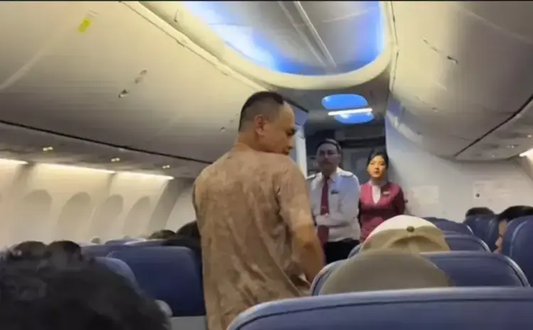Viral! Penumpang Lion Air Marah dan Teriakkan Bom di Pesawat 1 TERIAK BOM—Seorang pria marah-marah dan berteriak "bom" di pesawat Lion Air.