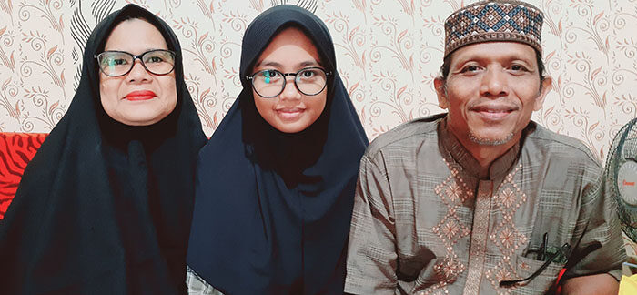 Anak Guru Mengaji Lulus di Universitas Al Azhar Kairo Mesir, Oktober Berangkat ke Kairo, Syahidatul Hafizhah Butuh Bantuan Dermawan 1 bahagia— Pasangan suami istri M Zen Effendi (56) dan Farida (54), Sangat bahagia bercampur haru. Anak bungsu mereka, Syahidatul Hafizhah Effendi (19), diterima kuliah di kampus Al Azhar Kairo Mesir,