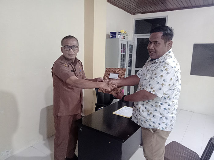 M. Adli Ambil Formulir Pendaftaran Calon Ketua KONI Pessel 1 AMBIL FORMULIR PENDAFTARAN— M. Adli, mengambil formulir pendaftaran Calon Ketua KONI Pesseldi sekretariat Kantor KONI Pessel, beberapa waktu lalu.