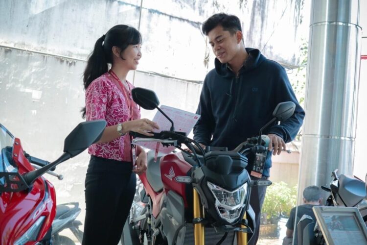 Promo Honda Merdeka di Menara Agung, Beli Honda CB150R di Menara Agung Bonus Aksesoris 1 LAYANI KONSUMEN—Sales marketing PT Menara Agung melayani konsumen yang melakukan pembelian All New Honda CB150R.