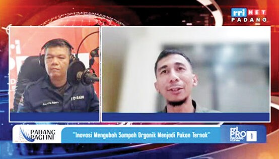 Ilham Akbar di RRI Padang, Maggot, Solusi Cerdas Kurangi Sampah dan Tingkatkan Ekonomi Warga 1 NARASUMBER— Kepala Unit Komunikasi & Kesekretariatan PT Semen Padang Ilham Akbar (kanan), menjadi narasumber program Padang Pagi Ini di RRI Pro 1 Padang 97,5 FM, Sabtu (9/8).