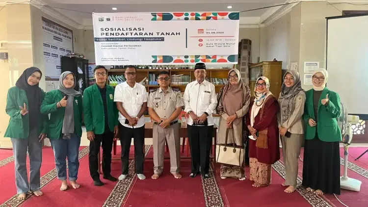 Bekerja Sama dengan BPN Kabupaten Tanah Datar, Mahasiswa KKN Unand Nagari Tapi Selo 2025 Adakan Sosialisasi 1 FOTO BERSAMA—Didi Mulyadi, S.H., M.Kn foto bersama mahasiswa KKN Unand di Nagari Tapi Selo usai kegiatan.