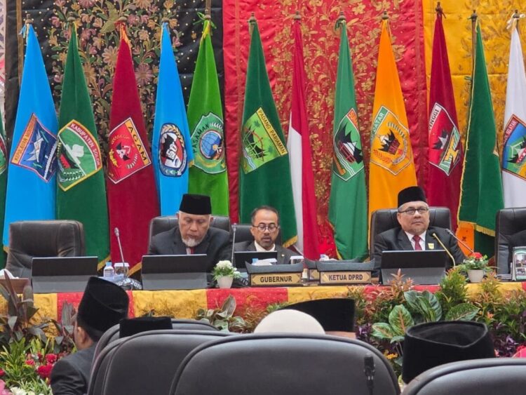PIDATO PRESIDEN— Gubernur Mahyeldi Ansharullah, menghadiri Sidang Paripurna DPRD Provinsi Sumbar yang digelar dalam rangka mendengarkan pidato Presiden RI pada Sidang Tahunan MPR RI serta Sidang Bersama DPR RI dan DPD RI Tahun 2025, Jumat (15/8).